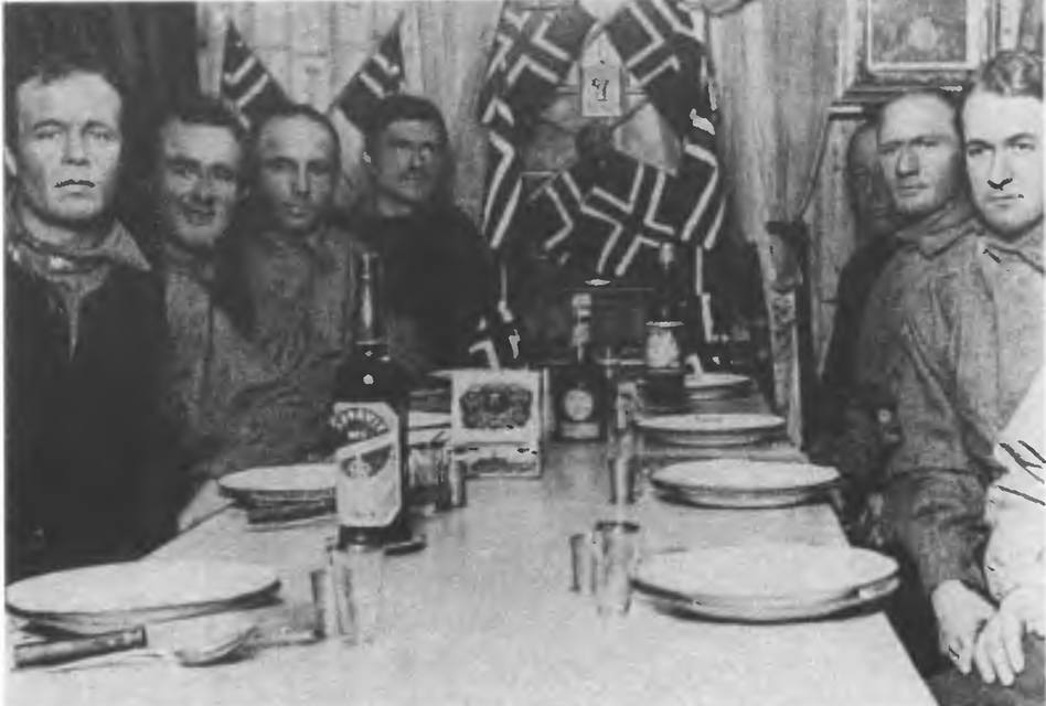 Празднование Национального дня на пути к Антарктиде. Слева направо: О. Бьедланд, С. Хассел, О. Вистинк X. Хансен, Р. Амундсен, X. Йохансен, К. Преструд. 7 июня 1911 г