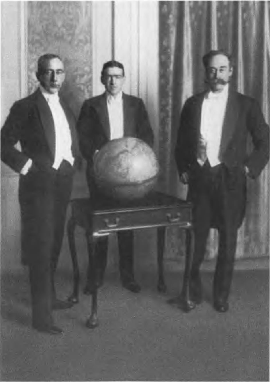Три полярных «волка». Слева направо: Руал Амундсен, Эрнест Шеклтон, Роберт Пири. 1913
