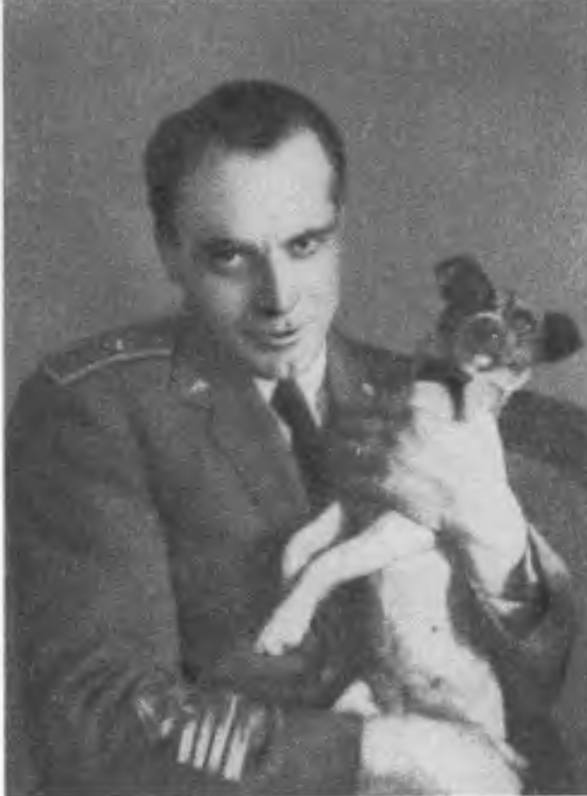 Умберто Нобиле с любимой собакой Титиной, которая так раздражала Амундсена во время полета над полюсом