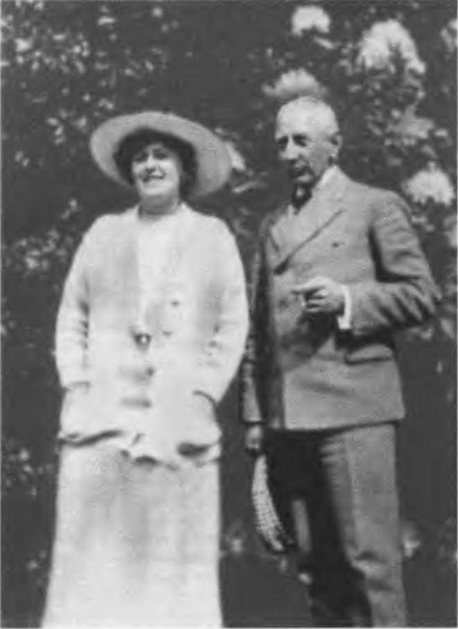 Она же рядом с Руалом Амундсеном после возвращения его из экспедиции на «Мод». 1921