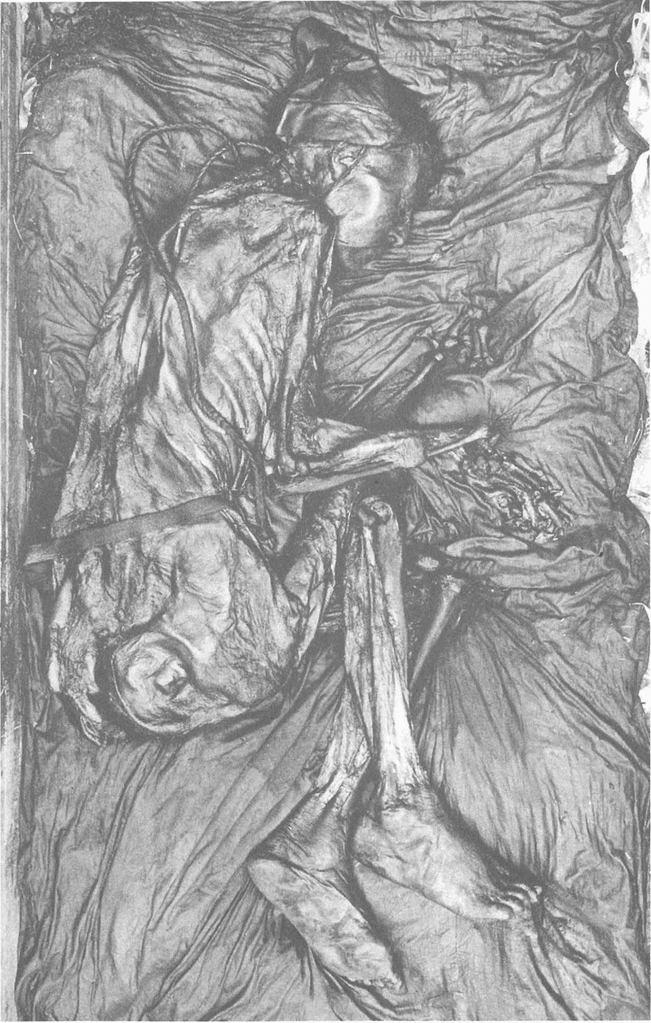 26. Человек, обнаруженный в 1950 году в торфяном болоте в Толлунде, Северная Ютландия. Он изображен лежащим в той же позе, в какой был найден. Он одет в плащ, на голове — заостренная кожаная шапка. Фотография была любезно предоставлена Национальным музеем Копенгагена