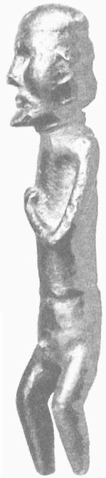 33. Полая статуэтка из бронзы, изображающая мужчину в ожерелье и набедренной повязке. Его тщательно вырезанное лицо похоже на лица больших по размеру деревянных фигур из Руде Эскильдструпа. Статуэтка найдена в Брегнебьерге, Фюн. В том же регионе было обнаружено несколько похожих статуэток. Высота — 12,6 см. Фотография была любезно предоставлена Национальным музеем Копенгагена