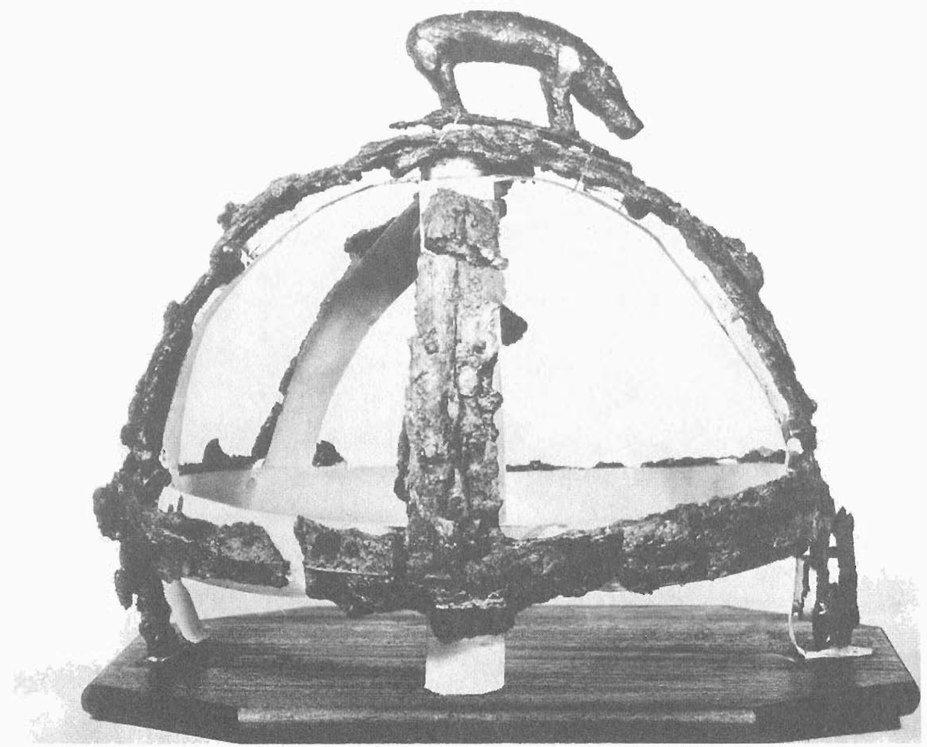 42. Шлем, найденный в 1848 г. в кургане на ферме в Бенти Грэндж, Дербишир. Шлем держался на железном каркасе, а на гребне располагалось изображение кабана. После очистки выяснилось, что кабан сделан из бронзы, украшенной пластинками из позолоченного серебра и позолоченными маленькими серебряными гвоздиками. Длина кабана — 9,5 см. Шлем был очищен и с помощью властей Шеффилда помещен в Британский музей. Фотографию любезно предоставили доверенные лица Британского музея