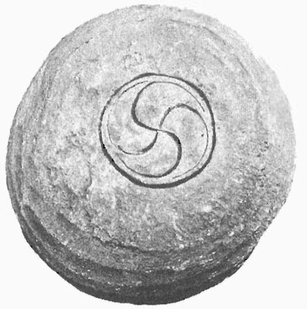 43. Каменная сфера из Пилунгса, Мэстерби, остров Готланд, украшенная свастикой. Фотография была любезно предоставлена Музеем Готланда