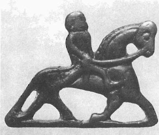 62. Серебряная статуэтка всадника, найденная в погребении 825 некрополя в Бирке, Швеция. Изначально таких фигурок было две. Длина — 3,2 см. Фотография была предоставлена Государственным историческим музеем Стокгольма