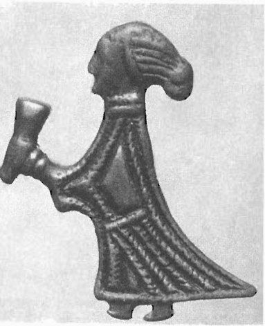 63. Серебряная фигурка женщины с рогом, похожей на изображенных на камнях с острова Готланд. Найдена в Клинте, остров Оланд. Высота — 2,7 см. Фотография была предоставлена Государственным историческим музеем Стокгольма