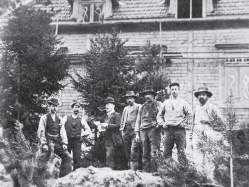 Гамсун с друзьями перед своей виллой в Дрёбаке. 1905 г
