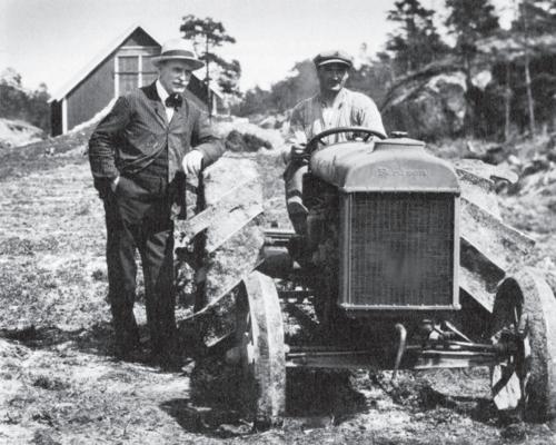 Гамсун у трактора во время полевых работ на усадьбе