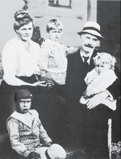 Гамсун с семьей в Ларвике. Слева направо: Туре, Мария, Арильд, Кнут и Эллинор. Мария ждет Сесилию. 1918 г