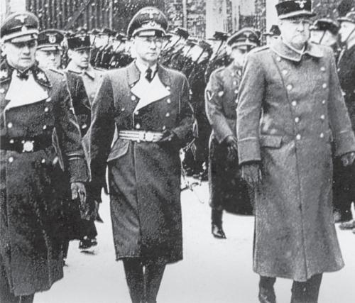 Глава немецких оккупационных властей в Норвегии И. Тербовен принимает парад