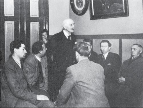 Гамсун входит в зал суда. Гримстад. 1947 г