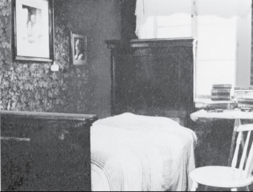 Комната, в которой умер Кнут Гамсун. На стене висят портреты Ф.М. Достоевского и И.В. Гёте. Нёрхольм