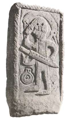 Германский надгробный камень. Воин с боевым ножом изображен в окружении чудовищ преисподней