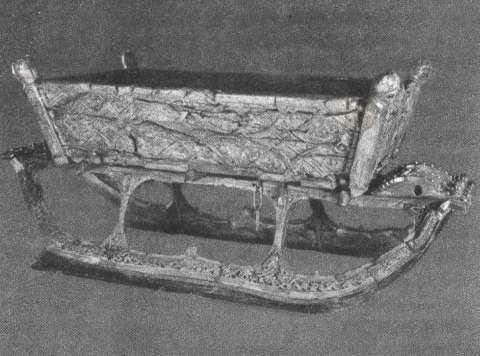 Деревянные сани из королевского погребения в Осеберге в Норвегии. IX век. Умерших обеспечивали не только ладьей, в которой он переплывал загробный поток, но и санями. В них он мог путешествовать зимой