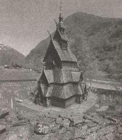 Одна из древнейших норвежских церквей в Боргунде, провинция Согн. Вторая половина XII века. Ученые предполагают, что сходную архитектуру имели языческие храмы
