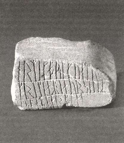 Маленький камень, покрытый руническими надписями, из Тиманса, остров Готланд, Швеция. В надписи упомянуты Иерусалим и Исландия. Конец XII века