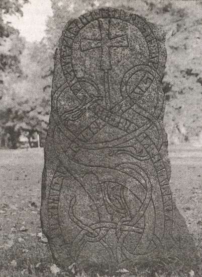 Рунический камень из Морбю, провинция Упланд, Швеция. XI век. Камень установлен в честь женщины по имени Гиллауг. На нем изображен Мировой змей, но центром композиции является христианский символ-крест