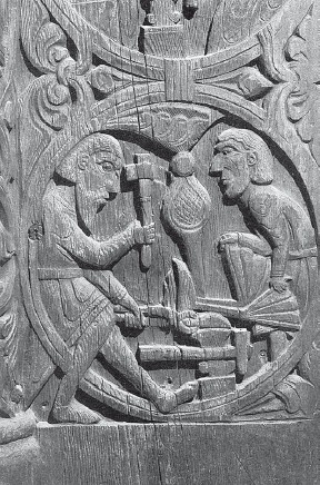 Регин перековывает меч, доставшийся Сигурду от отца. Деталь деревянной резьбы XIII в. на воротах церкви Хюлестад (Норвегия)