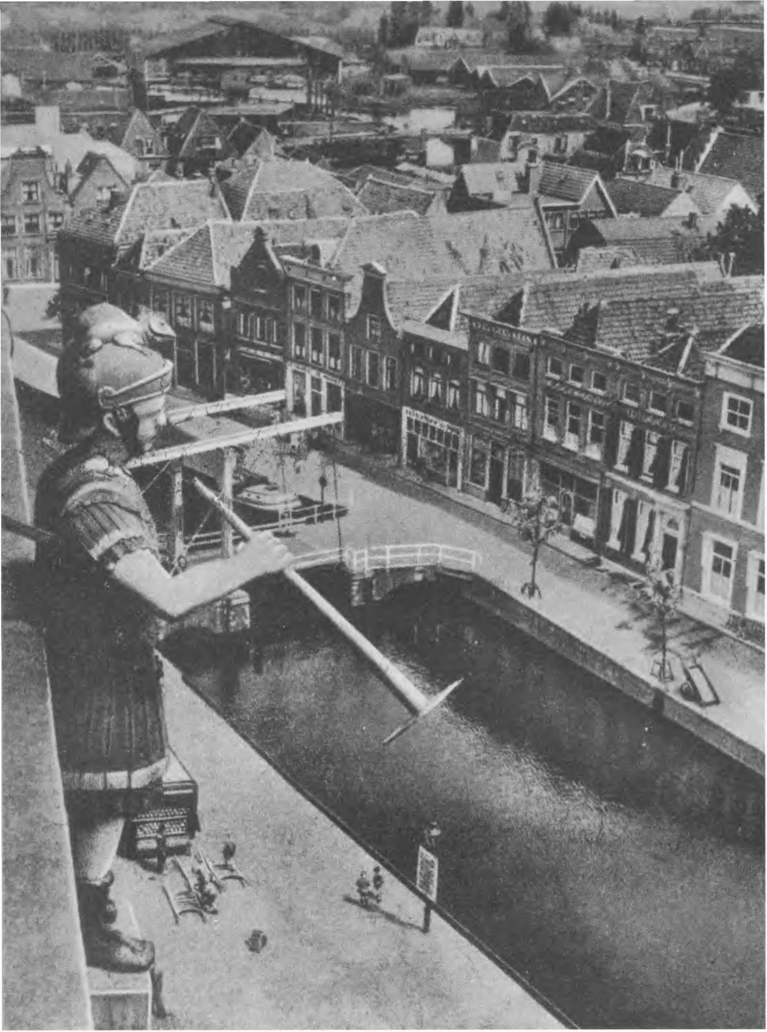Тесно прижавшиеся друг к другу узкие каменные дома, каналы, мосты — таков Алкмар, типичный древний город Голландии