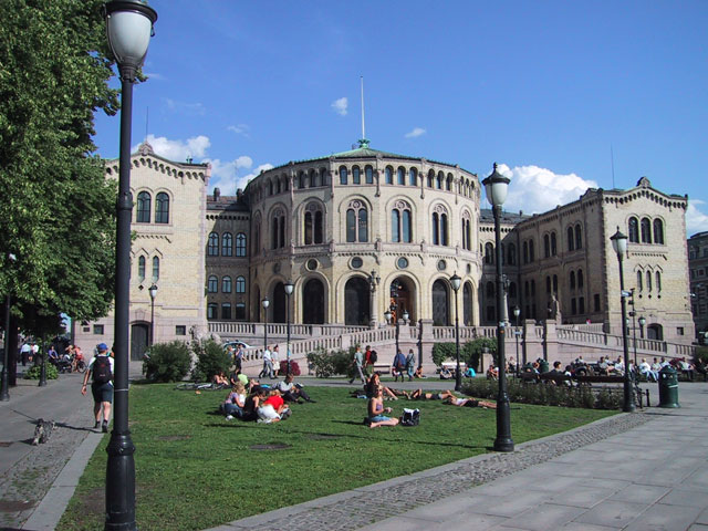 Позагораем на скамейке перед зданием норвежского парламента (Стуртинга)