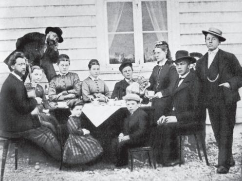 Гамсун в кругу друзей перед лавкой Валсё. 1876 г