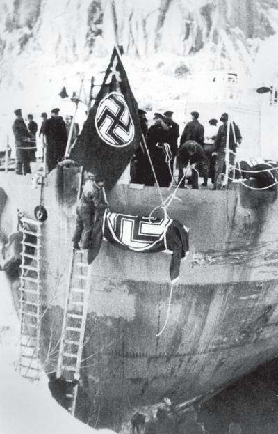 Гробы с телами убитых немцев спускают на берег в Йоссингфьорде