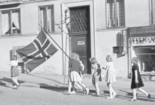Импровизированная детская демонстрация в майские дни 1945 года