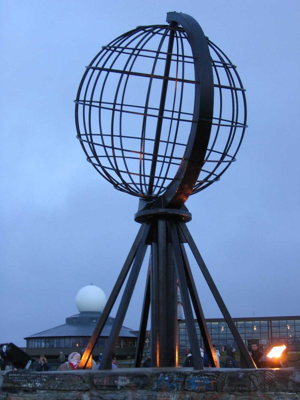 Модель земного шара на мысе Нордкап
