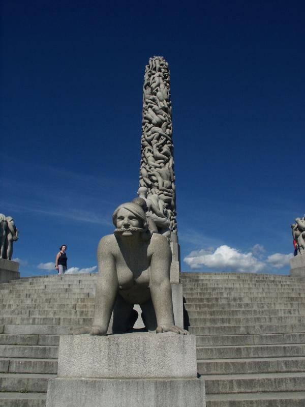 14-метровый «Монолит» в парке скульптур «Вигеланд»